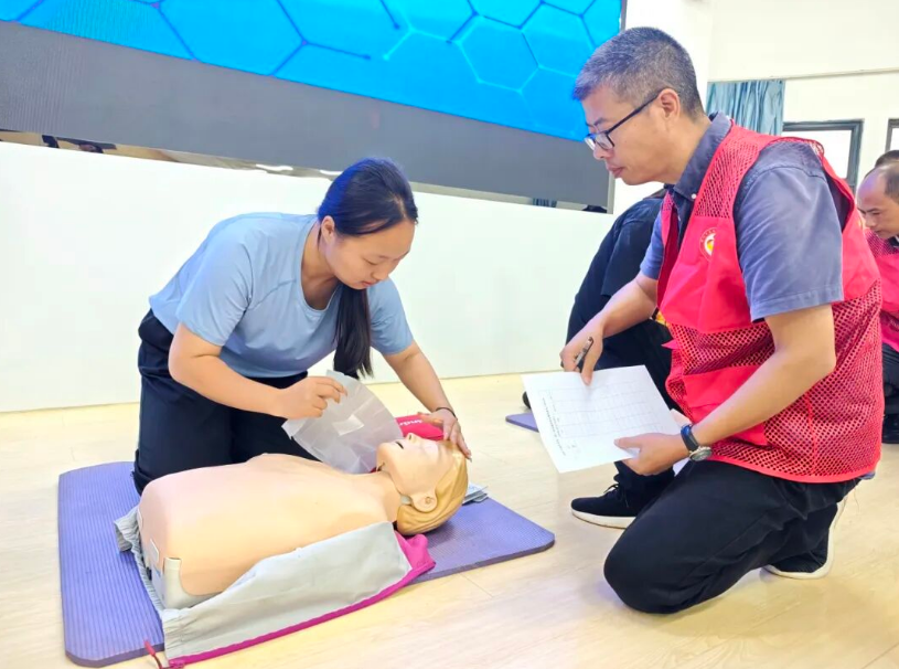 “急救技能进校园，守护生命筑平安”——我校开展“急救技能”专项培训活动